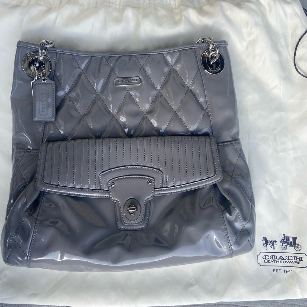 COACH - grey/silver patent leather poppy liquid glass quilted handbag